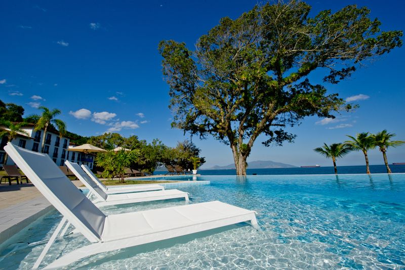 Piscina calma com borda infinita