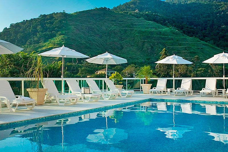 Piscina com vista para montanhas